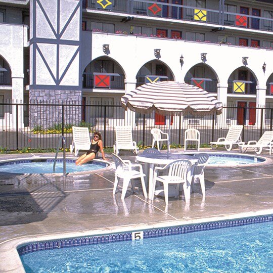 Poolside amenities at Castle Inn and Suites
