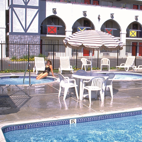 outdoor pool at castle inn and suites in Anaheim ca